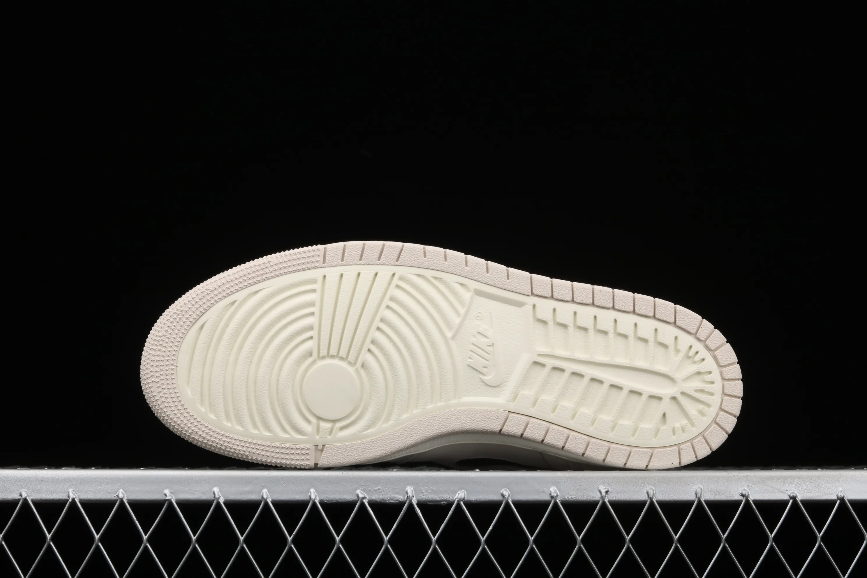 All categories Air Jordan Jordan series basketball shoes Air Jordan 1 High Special offer Air Jordan 1 Zoom Air CMFT "Summit White" AJ1 Joe 1 Pearl milk tea off-white CT0979-100